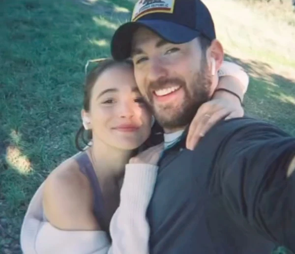 Chris Evans e Alba Baptista por Reprodução