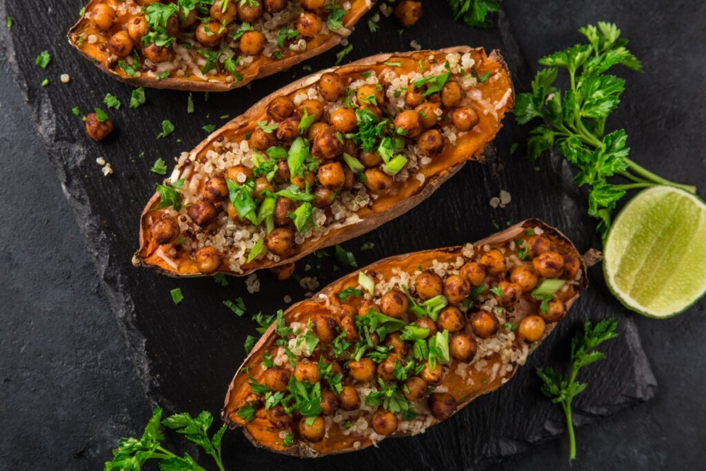 Batata-doce laranja recheada com quinoa e grão-de-bico (Imagem: Anna Shepulova | Shutterstock)