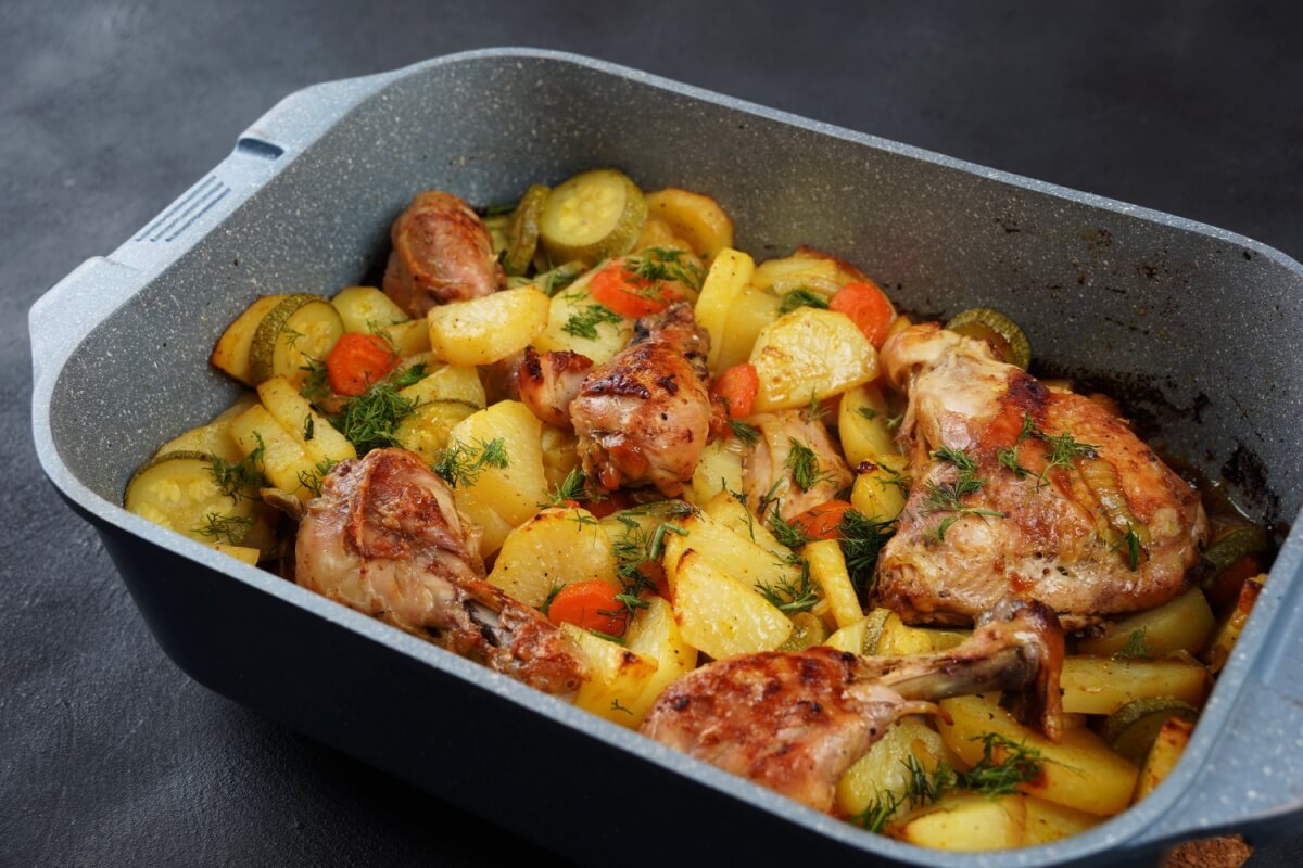 Frango assado com legumes (Imagem: Natalia Hanin | Shutterstock)