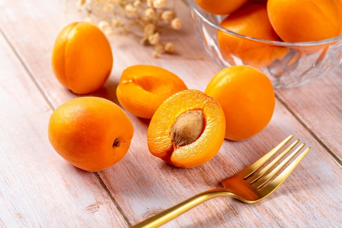 O damasco é um fruta nutritiva e benéfica para a saúde (Imagem: ZCOOL HelloRF | Shutterstock)