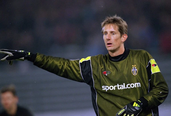 Edwin van der Sar (nascido em 1970) é ex-goleiro holandês, considerado um dos melhores de sua geração, com passagem por Ajax, Juventus e Manchester United por Reprodução