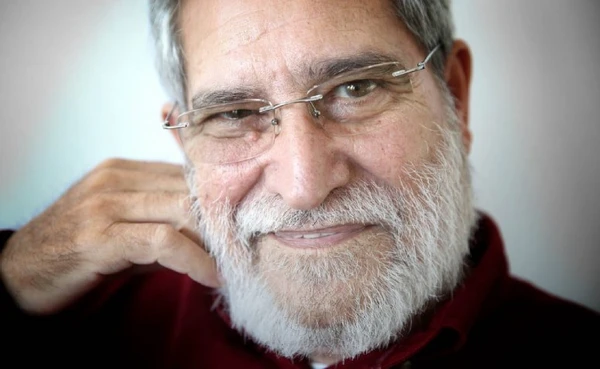 Pepetela, nascido em 1941, é um renomado escritor angolano, conhecido por suas obras que exploram a história, política e sociedade de Angola por Divulgação