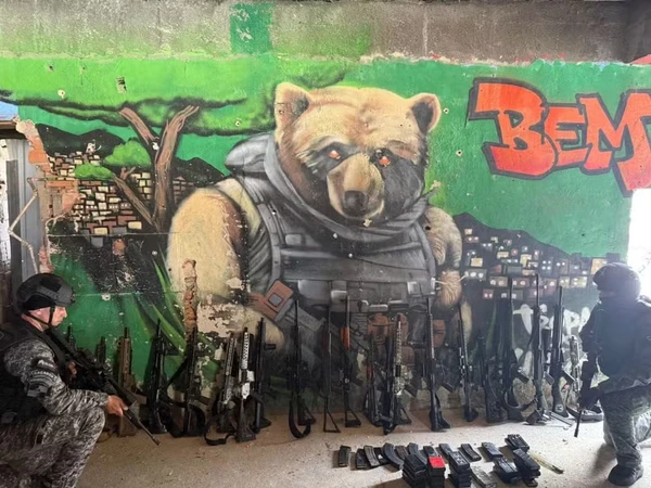 Grafite faz alusão a um urso, vulgo do traficante Edgard Alves de Andrade, o Doca, chefe do CV