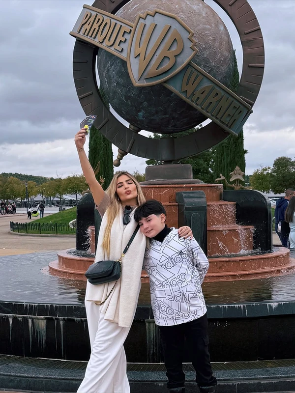 Jéssica Beatriz Costa e o filho na Espanha por Reprodução/Instagram