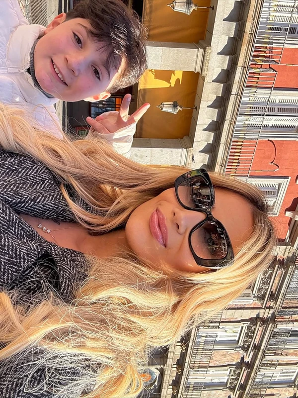 Jéssica Beatriz Costa e o filho na Espanha por Reprodução/Instagram