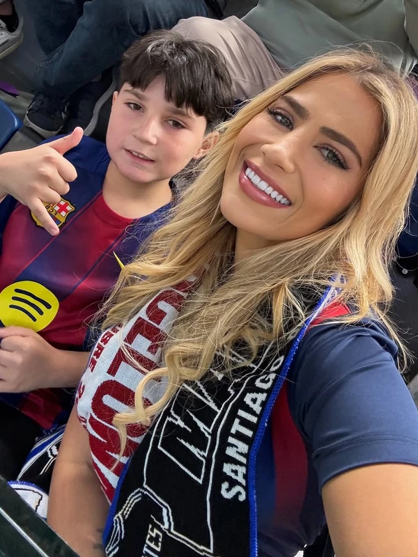 Jéssica Beatriz Costa e o filho na Espanha por Reprodução/Instagram