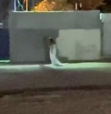 Mulher caminha nas ruas por Reprodução