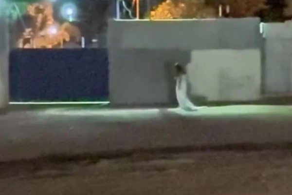 Mulher foi vista vagando na rua