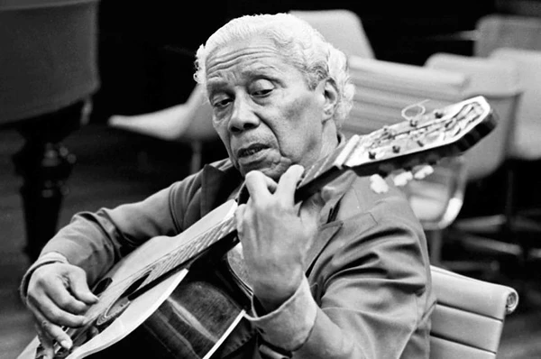 Nelson Cavaquinho, nascido em 1911 e falecido em 1986, foi um icônico compositor e violonista brasileiro, referência no samba e na música popular por Divulgação