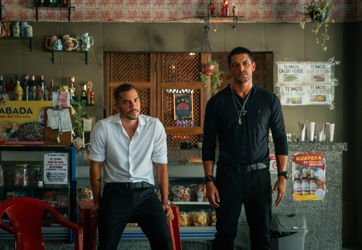 André Lamoglia como Profeta e Pedro Lamin como Nelinho por Marcos Serra Lima/Netflix