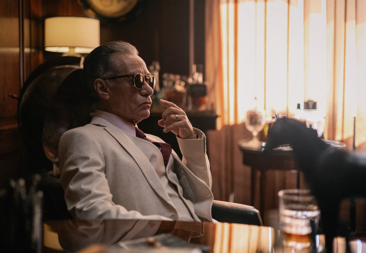 Chico Díaz interpreta o bicheiro Galego  por Marcos Serra Lima/Netflix