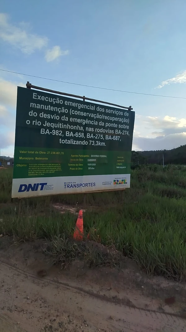 Placa sinaliza obras no desvio da Veracel