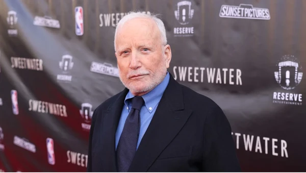 Richard Dreyfuss (nascido em 1947) é ator norte-americano premiado, famoso por filmes como Tubarão e Conta Comigo por Divulgação