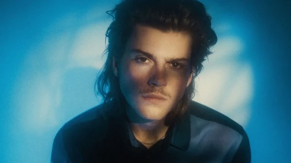 Ruel, nascido em 2002, é cantor e compositor australiano de pop e R&B, conhecido por hits como “Dazed & Confused” e “Younger” por Divulgação