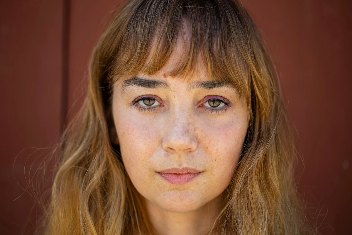 Simone Spoladore, nascida em 1979, é atriz brasileira, reconhecida por trabalhos em novelas e filmes como O Ano em Que Meus Pais Saíram de Férias por Reprodução