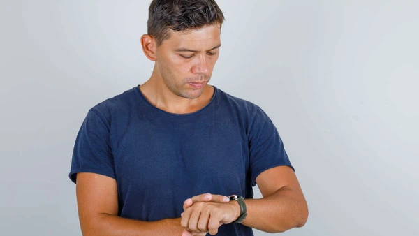 Tradição ou conforto? Veja como escolher o lado ideal para usar relógio.