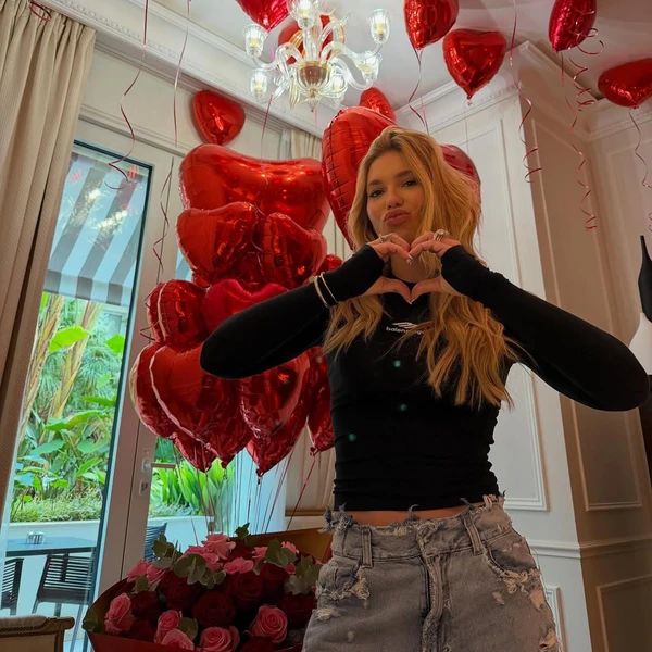 Virginia e Vini Jr. assumem namoro com foto romântica em Madri por Reprodução