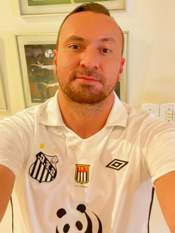 Zé Love, nascido em 1989, é jogador de futebol brasileiro, atuando como atacante em clubes do país e do exterior por Divulgação