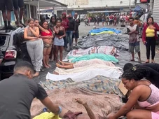 Imagem - Moradores levam mais de 40 corpos para praça do Rio um dia após operação mais letal da cidade