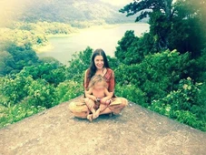 Imagem - Mulher que vivia em caverna na Índia com duas filhas pequenas é deportada para a Rússia