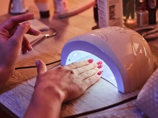 Imagem - Anvisa proíbe substância que pode causar câncer usada em produtos de unhas em gel