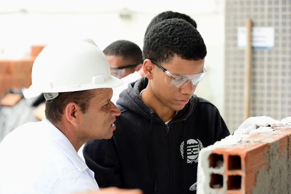 Aluno recebe treinamento para atuar na construção civil