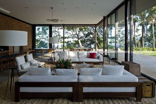 Casa de Huck e Angélica tem 16 quartos e cinema por Leonardo Finotti