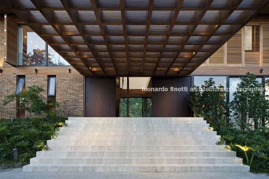 Casa de Huck e Angélica tem 16 quartos e cinema por Leonardo Finotti