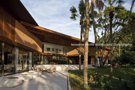 Casa de Huck e Angélica tem 16 quartos e cinema por Leonardo Finotti