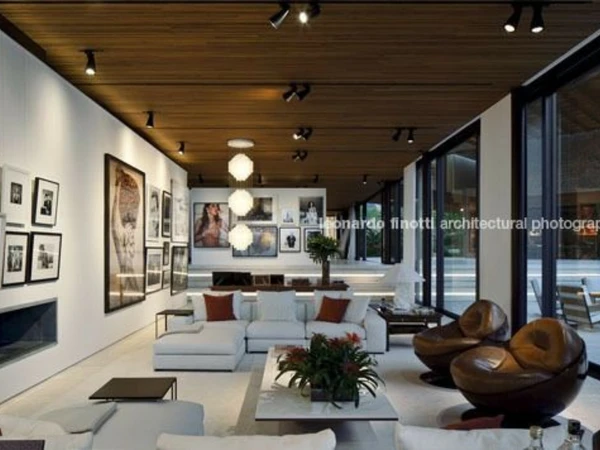 Casa de Huck e Angélica tem 16 quartos e cinema por Leonardo Finotti