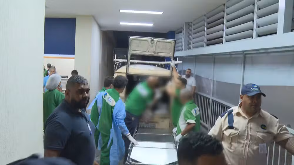 Corpos chegando ao HGV após megaoperação por Reprodução