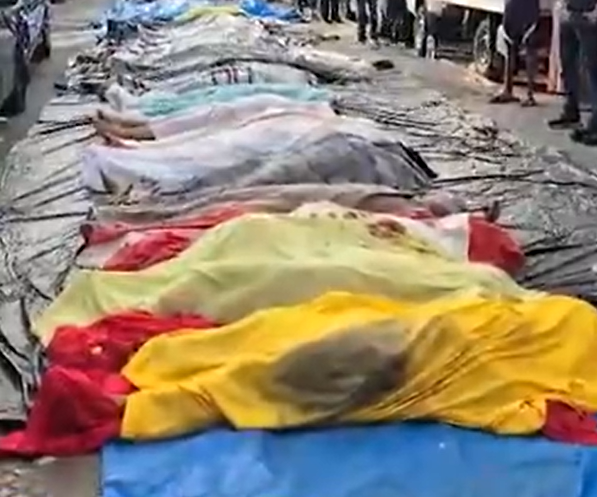 Corpos foram levados para praça por Reprodução