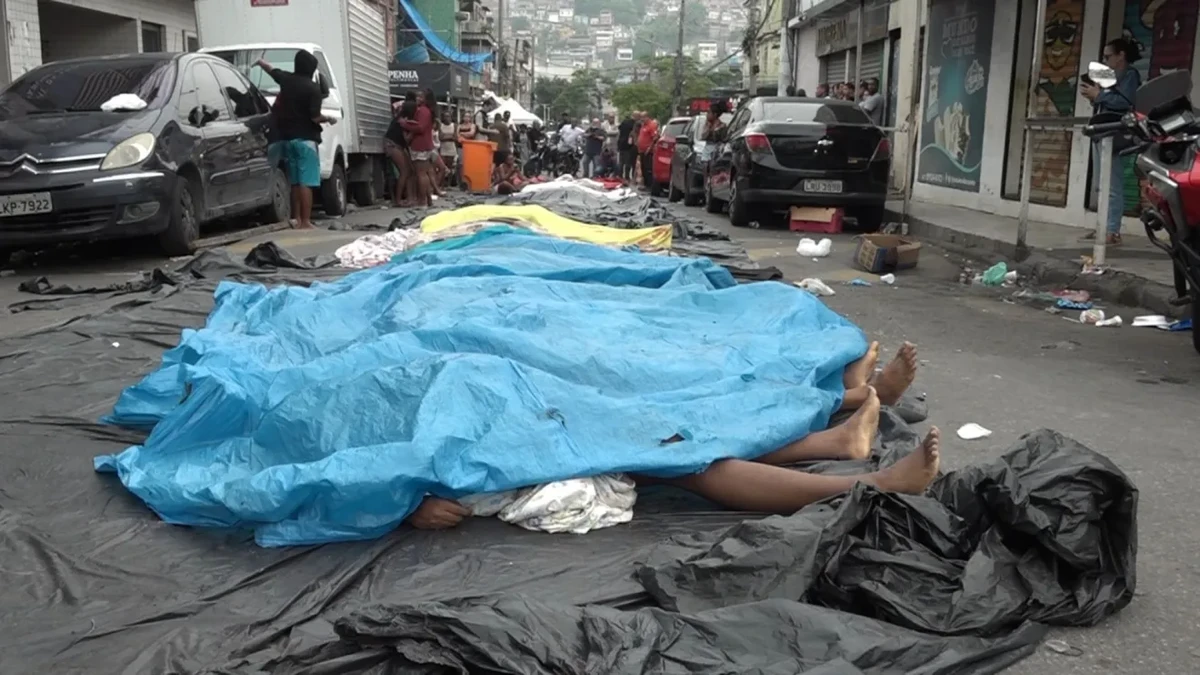 Corpos foram levados para rua por Reprodução/CNN