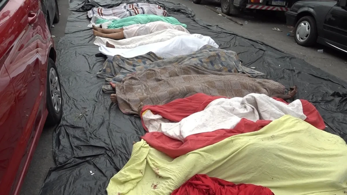 Corpos foram levados para rua