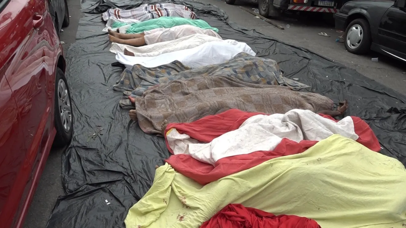 Corpos foram levados para rua por Reprodução/CNN