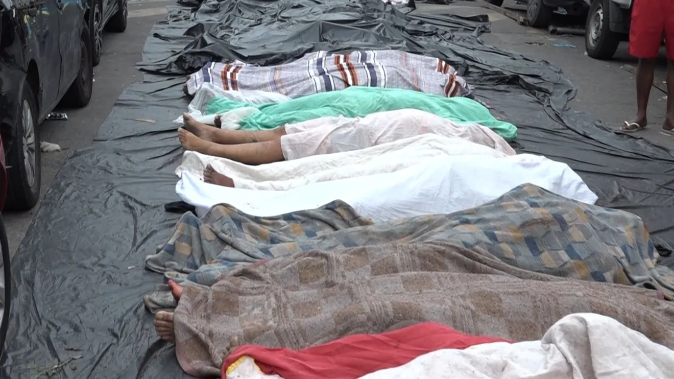 Corpos foram levados para rua por Reprodução/CNN