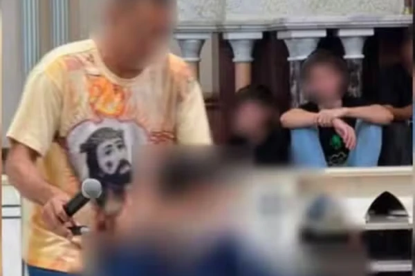 Criança era colocada em cadeira de rodas