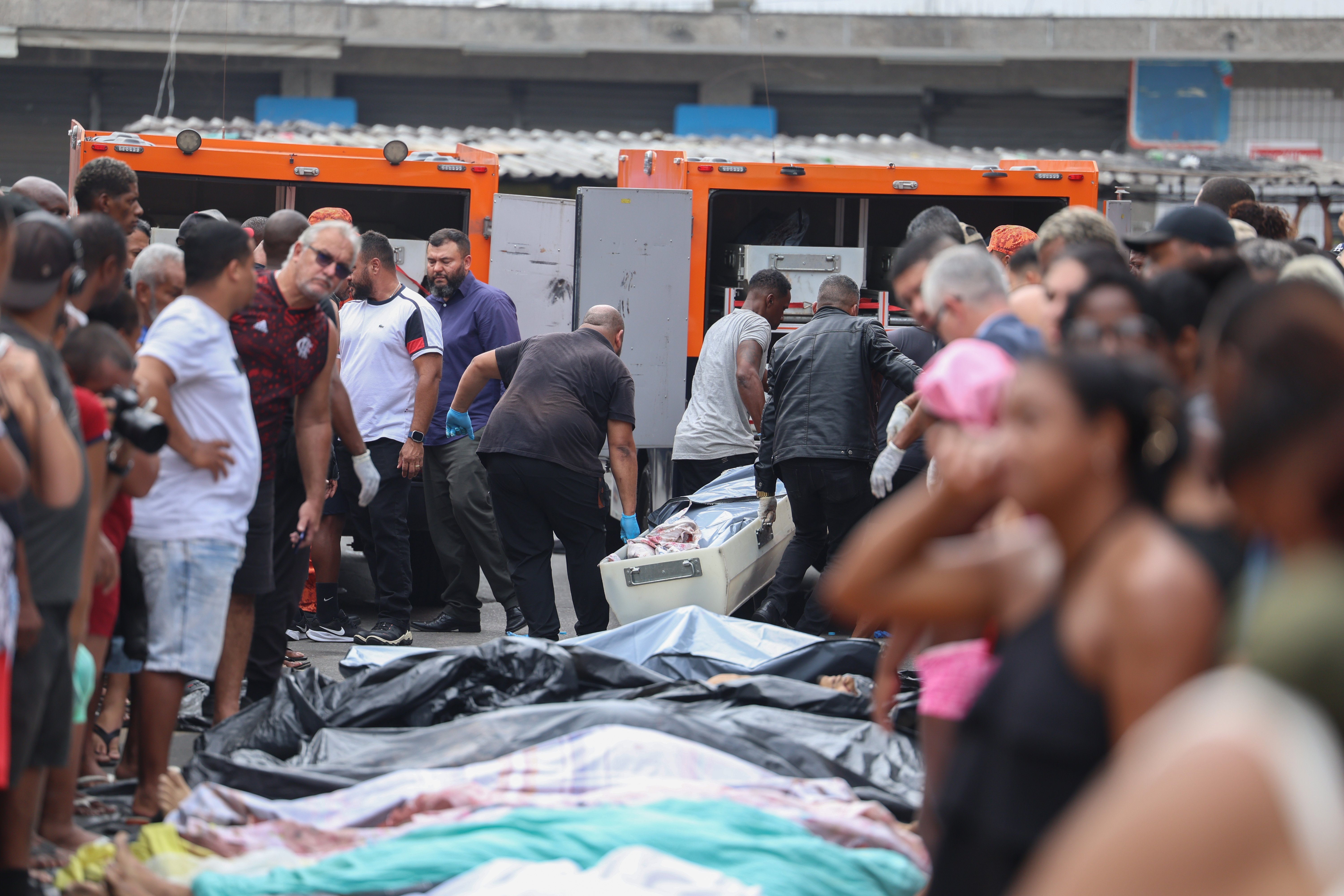 Dezenas de corpos são trazidos por moradores para a Praça São Lucas, na Penha, zona norte do Rio de Janeiro por Tomaz Silva/Agência Brasil