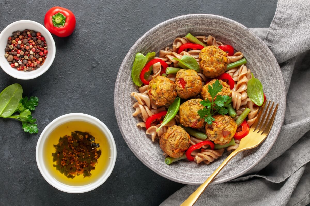 Almôndegas de legumes com macarrão (Imagem: NatalyaBond | Shutterstock)