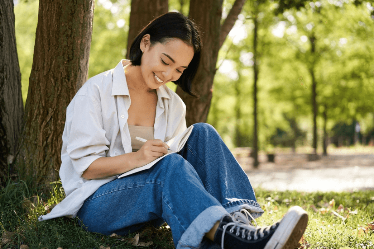 Escrever um livro é deixar um pedaço de quem somos em cada página (Imagem: Mix and Match Studio | Shutterstock)