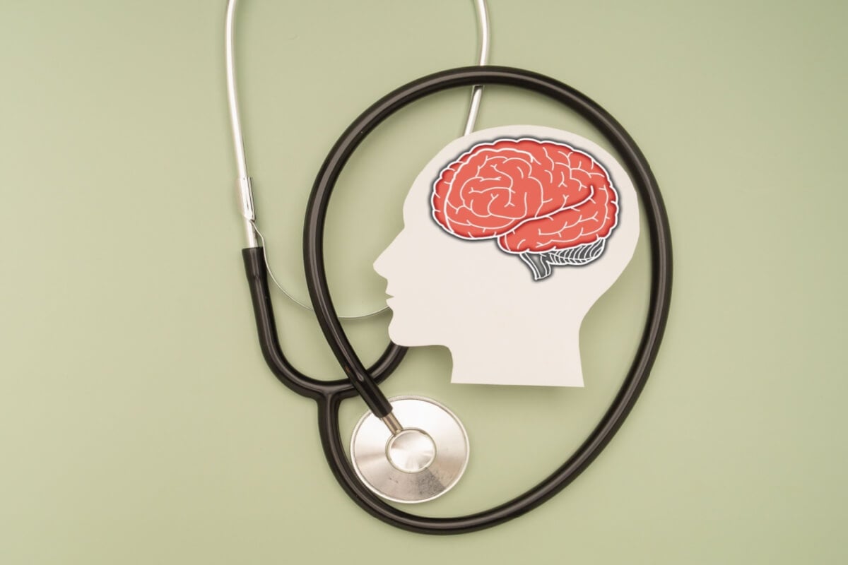 Saber identificar os sintomas do AVC precocemente pode salvar vidas (Imagem: meeboonstudio | Shutterstock)