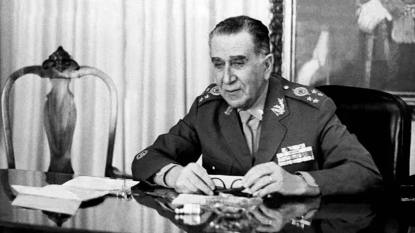 Ditadura: toma posse no Brasil o presidente militar Emílio Médici, em 1969 por Reprodução
