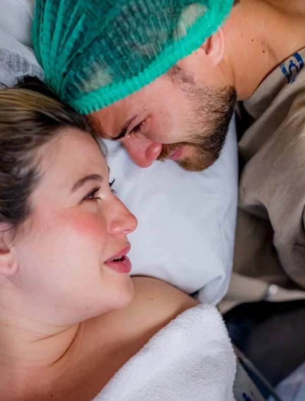 Fotos do nascimento de Elisa, filha de Niina Secrets por Reprodução / Instagram