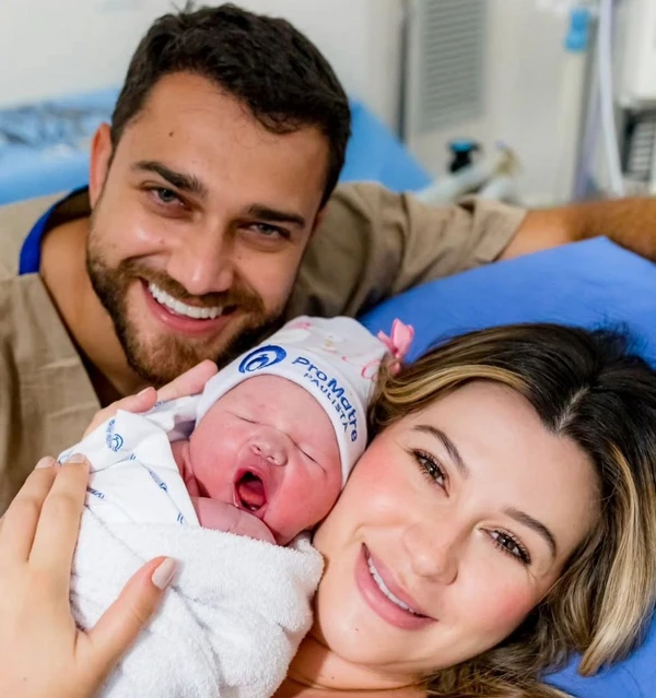 Fotos do nascimento de Elisa, filha de Niina Secrets por Reprodução / Instagram