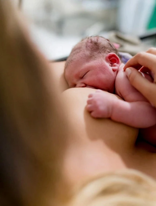 Fotos do nascimento de Elisa, filha de Niina Secrets por Reprodução / Instagram