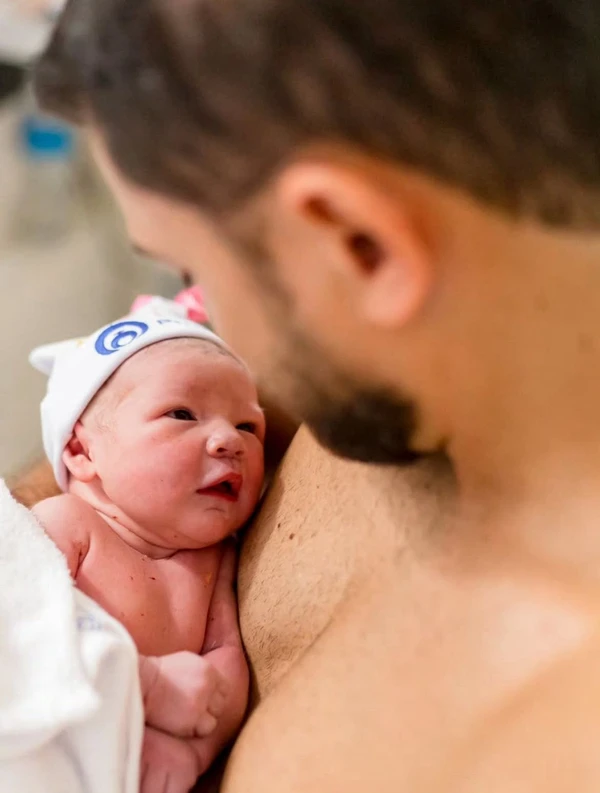 Fotos do nascimento de Elisa, filha de Niina Secrets por Reprodução / Instagram