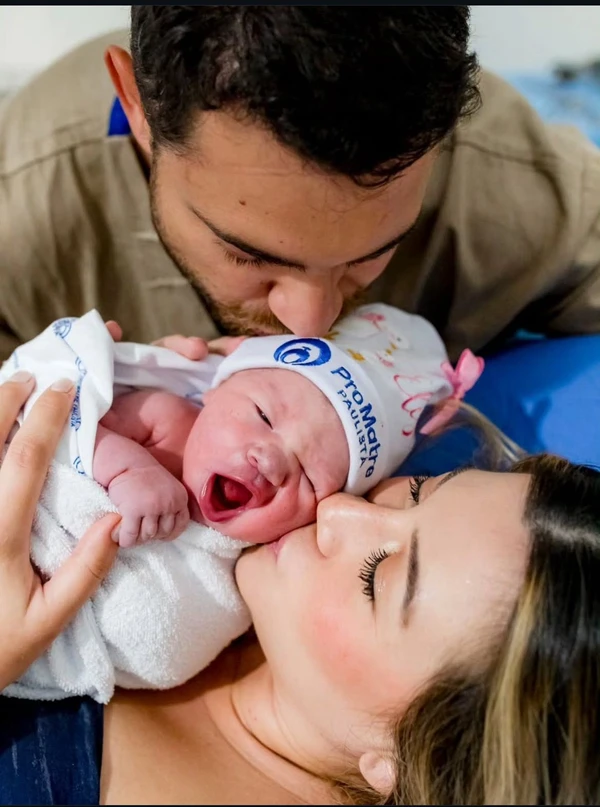 Fotos do nascimento de Elisa, filha de Niina Secrets por Reprodução / Instagram