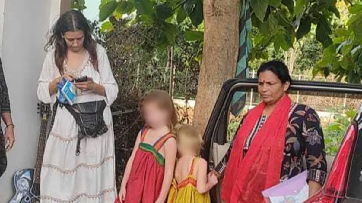 Nina Kutina vivia em caverna na Índia com duas filhas pequenas  por Reprodução