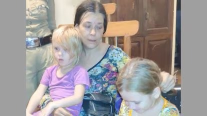 Nina Kutina vivia em caverna na Índia com duas filhas pequenas  por Reprodução