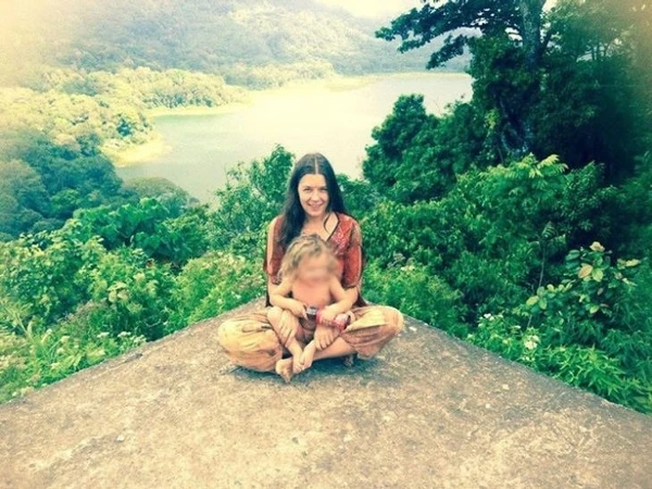 Nina Kutina vivia em caverna na Índia com duas filhas pequenas